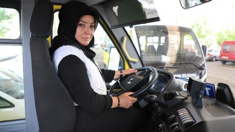Traktörle sürücülüğü öğrenen 3 çocuk annesi, halk otobüsü şoförü oldu