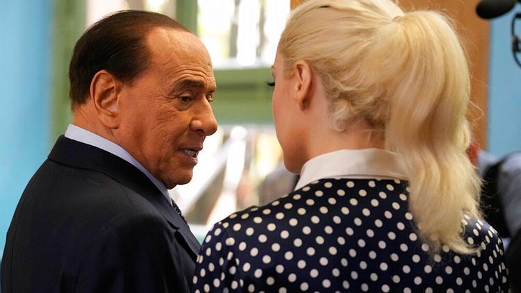Berlusconi’nin vasiyeti dünya gündeminde Sevgilisi 100 milyon Euro alacak...