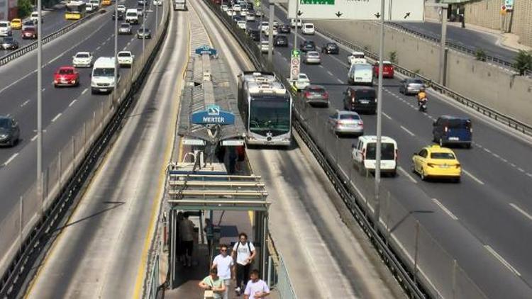 İstanbulda metrobüs yollarında bozulma: Asfalt eridi