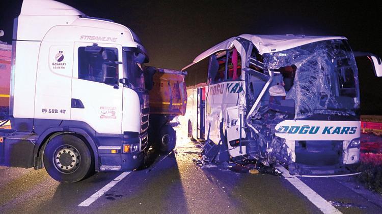 Otoyolda feci kaza TIR ile yolcu otobüsü çarpıştı: 1 ölü 19 yaralı
