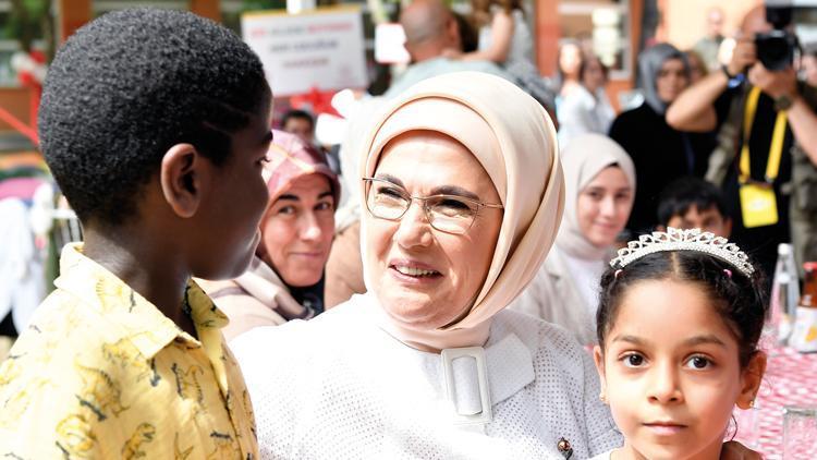 Emine Erdoğan koruyucu ailelerle buluştu: Çocuklarımıza her türlü imkânla bakılıyor