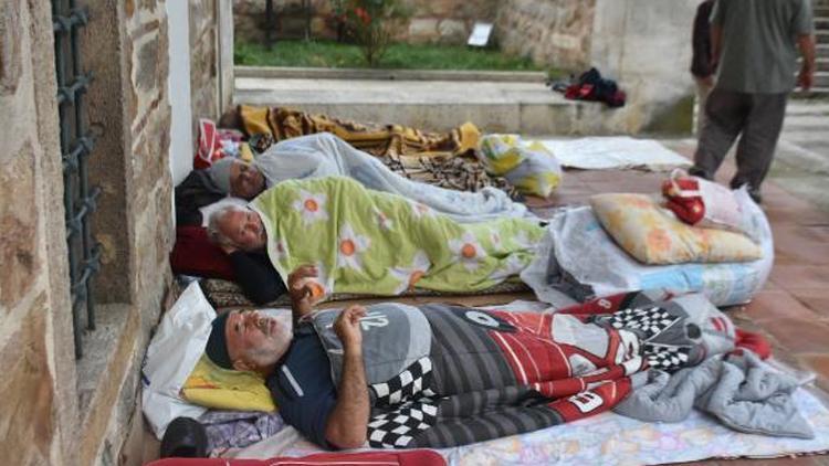 Kırkpınarda cami bahçesinde çadır kuranlardan para almıştı: Tuvalet işletmecisine işlem