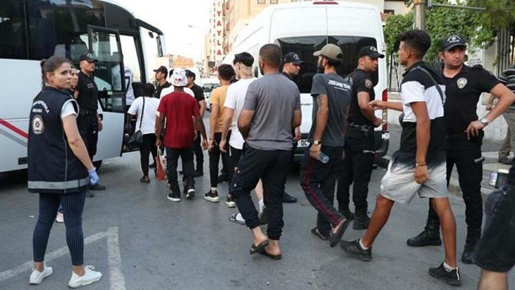 İzmirde kaçak göçmen operasyonu: 200 kişi yakalandı