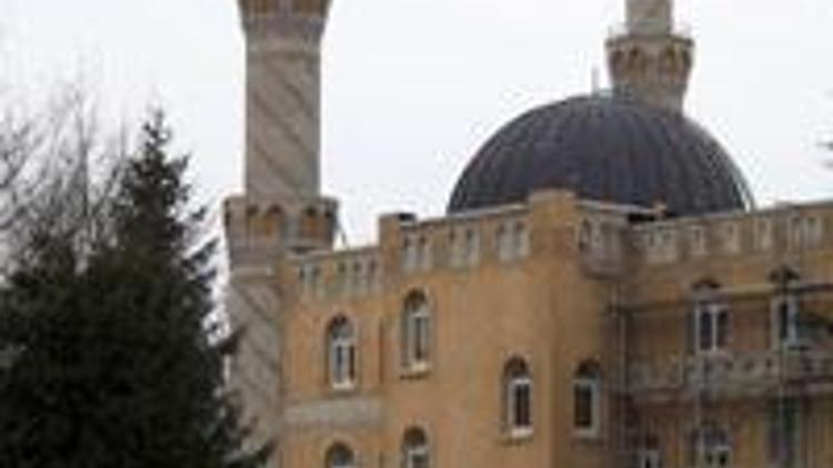 Kasabaya çifte minareli cami