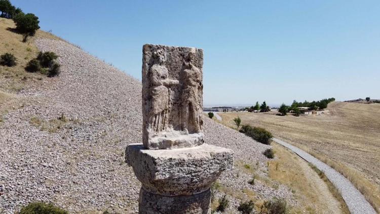 Adıyamanda yıkılan Tokalaşma Sütunu yeniden ziyarete açıldı