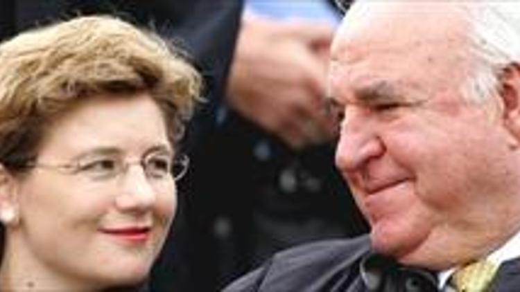 Helmut Kohl muradına erdi