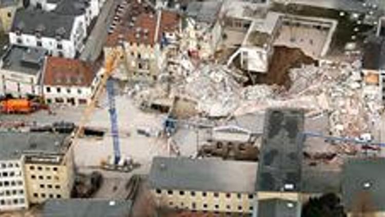 Kölnde beş katlı bina çöktü