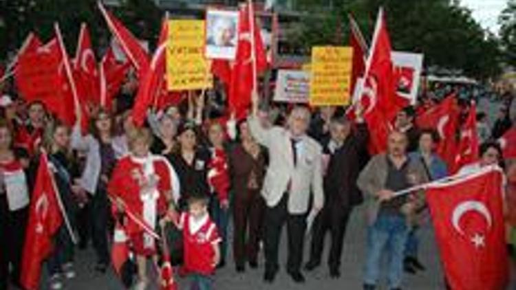 Berlinde ışıklı Ergenekon protestosu