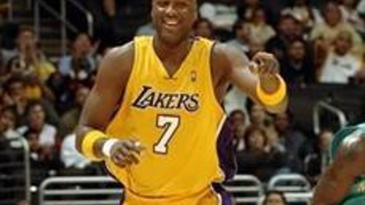 Lakerslı Lamar evlendi