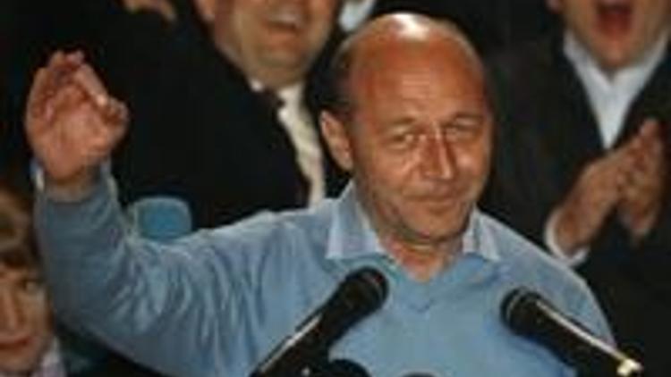 Basescu az farkla önde