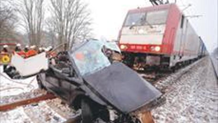 Tren arabayı biçti: 1 ölü