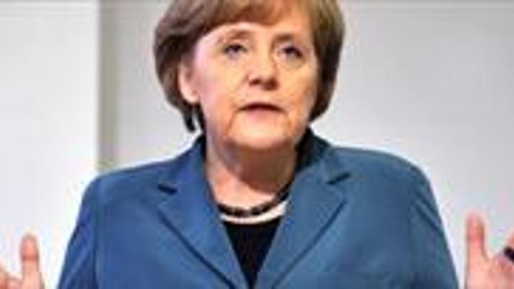 Merkele her iki taraftan da eleştiri