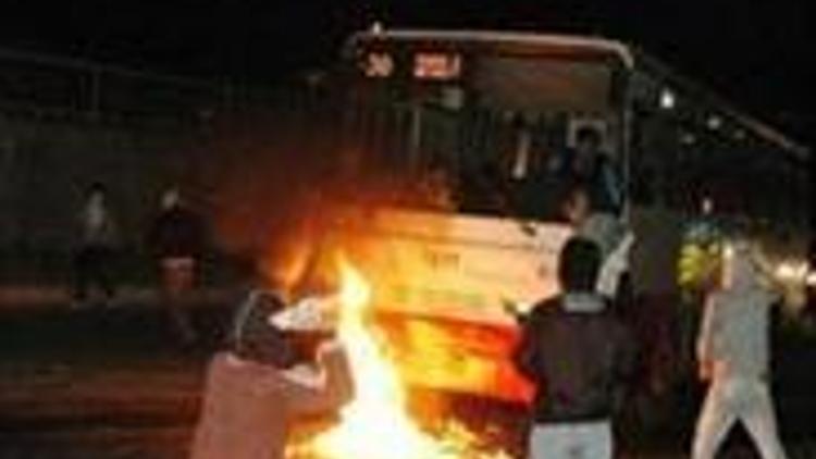Yumruk protestosunda otobüs yaktılar