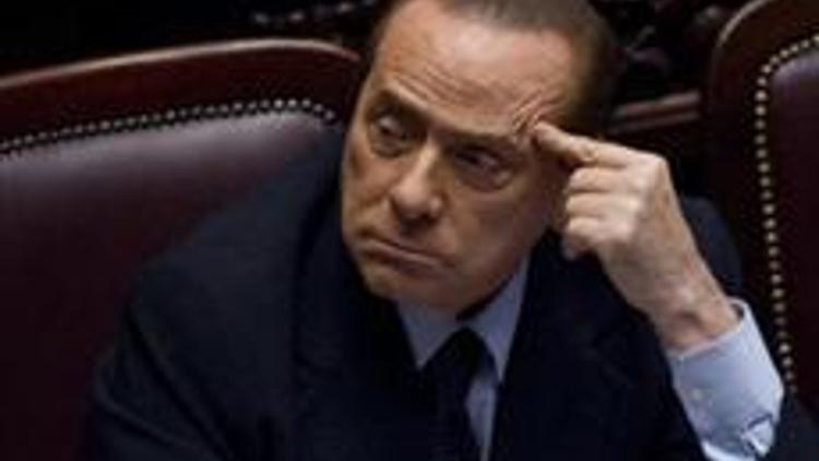 Berlusconi duşta düştü