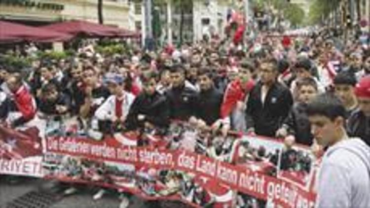 Viyana’da teröre protesto