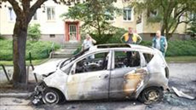 Berlinde 11 araç daha yakıldı