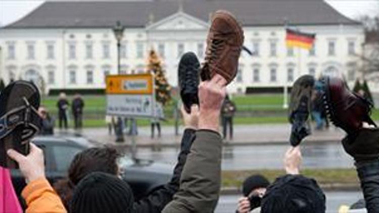 Cumhurbaşkanı Wulff’a ayakkabılı protesto