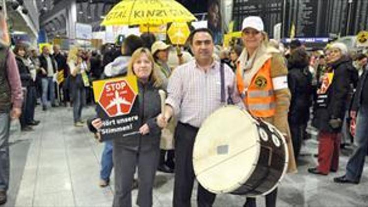 Gece uçuşlarına davullu protesto