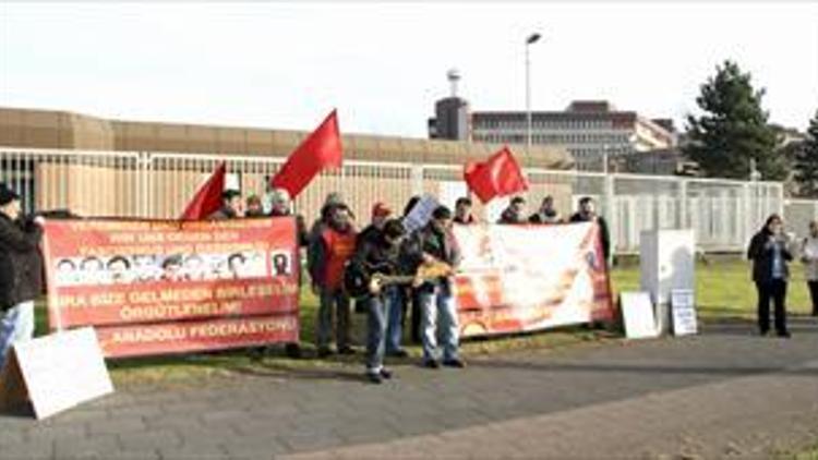 Teşkilatın önünde protesto