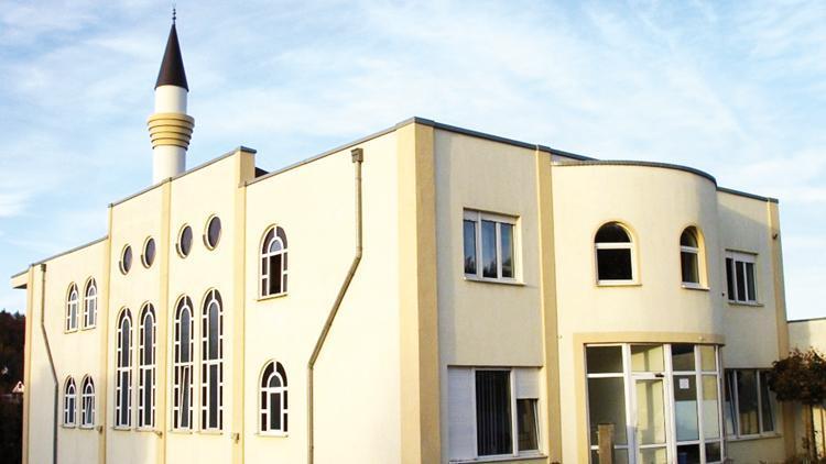 Almanya’da caminin önüne Kuran yakıp attılar
