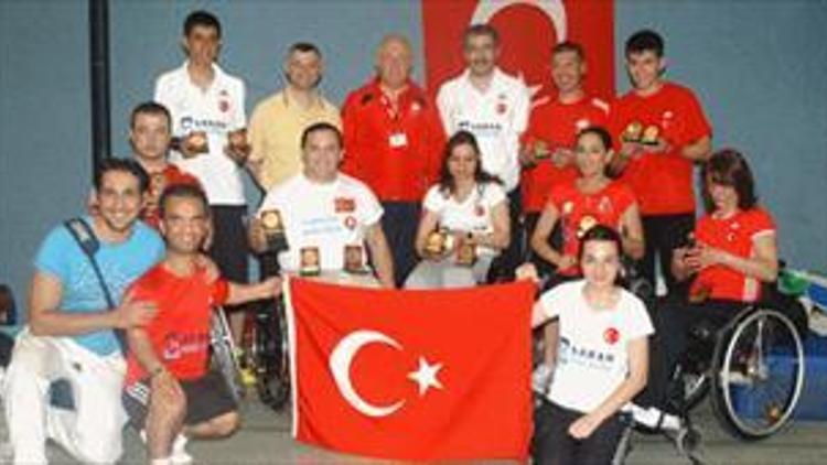 Badmintonda madalyaları topladık