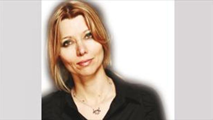 Elif Şafak’a edebiyat şövalyesi nişanı