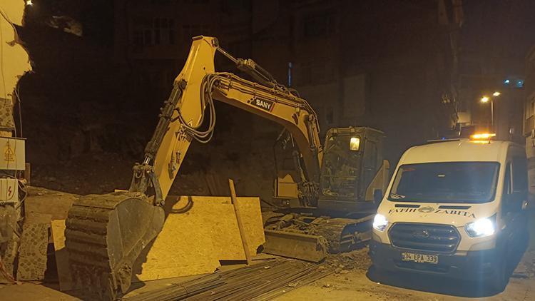 İstanbulda inşaat temeli kazılırken hasar gören bina boşaltıldı