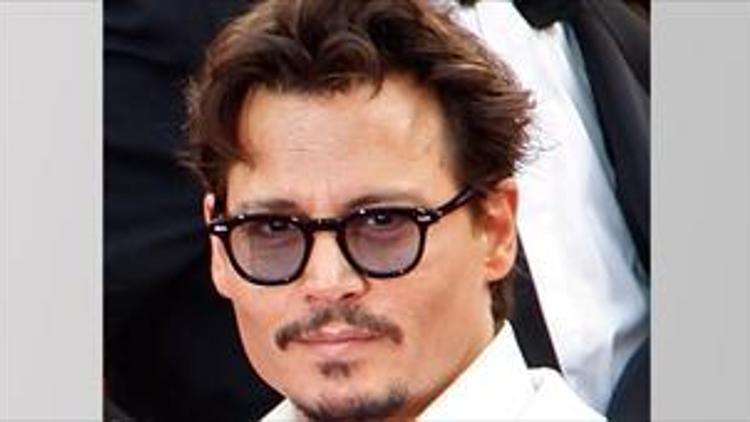 Johnny Depp bekämpft seinen Jetlag mit Champagner