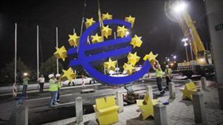 Euro-Zeichen am Frankfurter Flughafen abgebaut