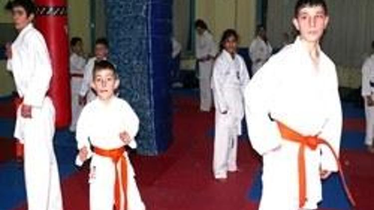 Genç karateciler Denizlide