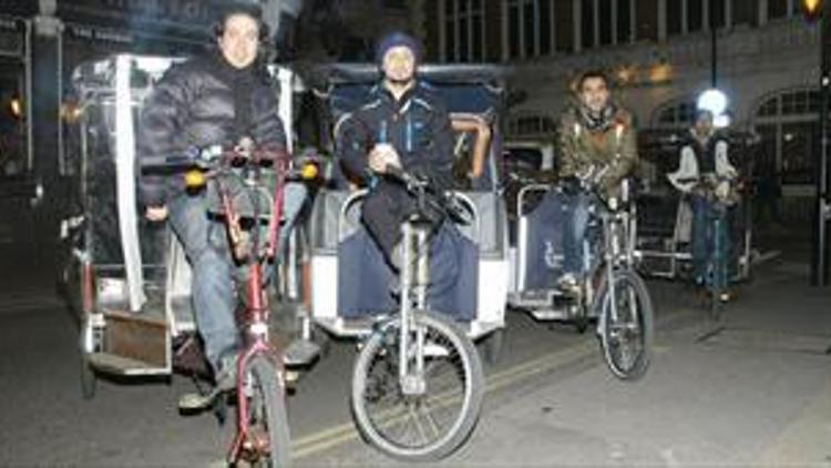Türk pedicab sürücüleri çözüm bekliyor