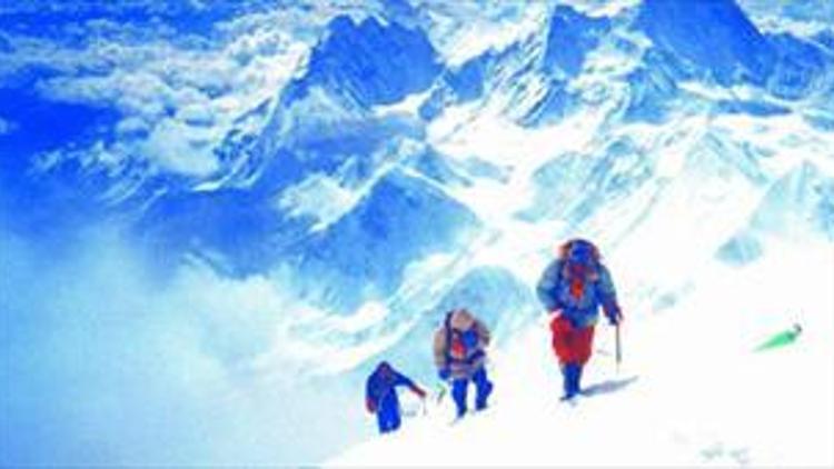 Everest zirvesinde yumruklaşma