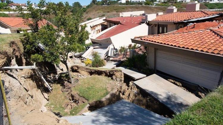 California’da 12 ev yıkıldı Toprak kayması yetkilileri alarma geçirdi