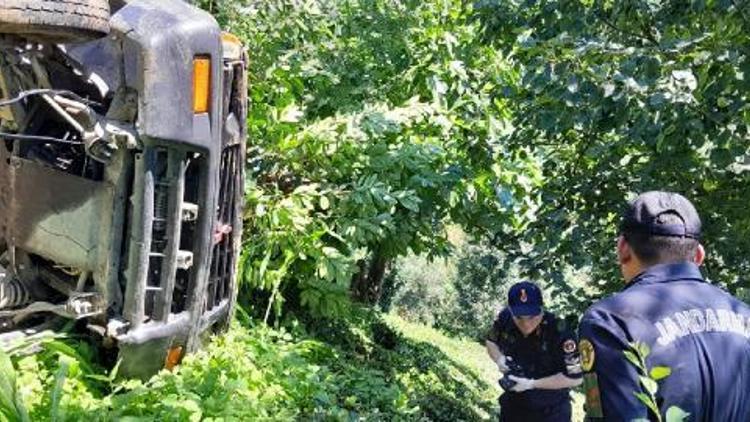 Rizede şarampole yuvarlanan kamyonetin sürücüsü yaralandı