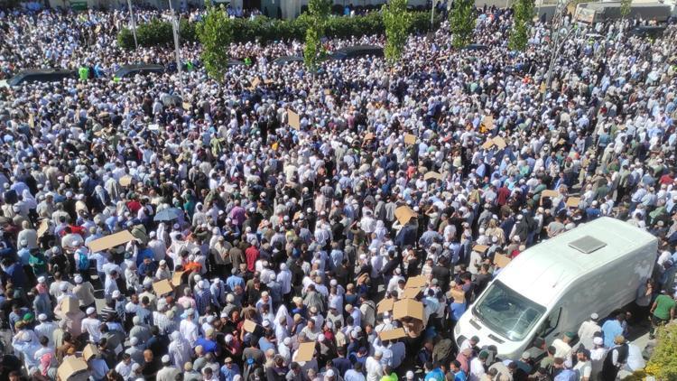 Cenazede 20 kilometrelik araç kuyruğu... Menzil cemaati lideri Abdülbaki El Hüseyni, son yolculuğuna uğurlandı