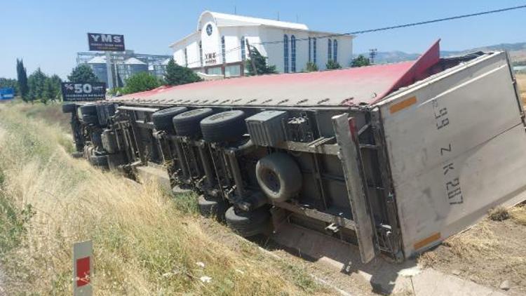 Amasya’da TIR sulama kanalına devrildi