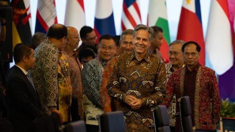Dışişleri bakanlarının geleneksel Endonezya gömleklerine büründü, ortaya renkli görüntüler çıktı