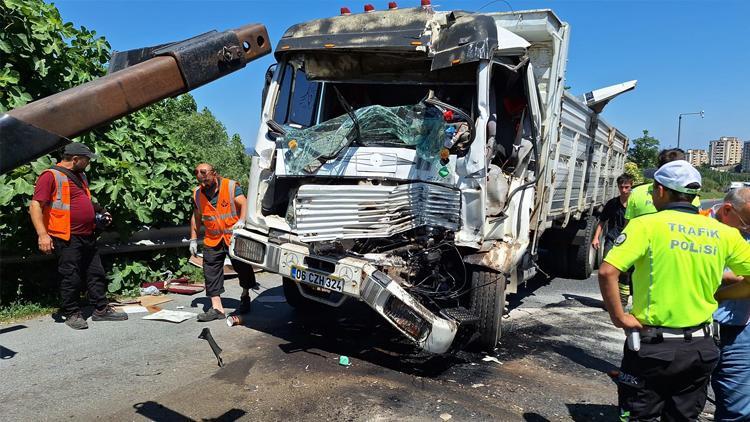 Kocaelide korku dolu anlar Kamyon, TIRa çarptı: 1 yaralı