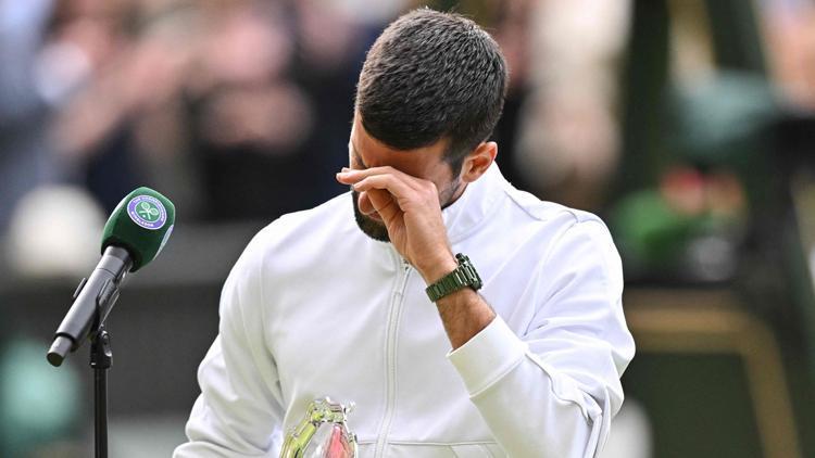 Winbledonda finali kaybeden Novak Djokovic gözyaşlarını tutamadı