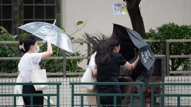 Çin’de tayfun alarmı Uçuşlar askıya alındı