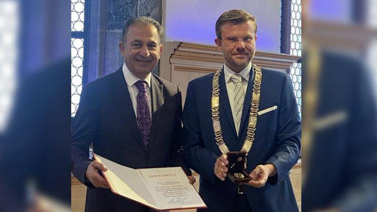 Nürnberg’in ortopedist ilk Türk doktoruna Vatandaşlık Şeref Madalyası