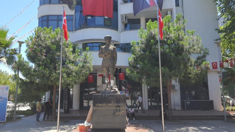 Balyozla Atatürk heykeline saldıran kişi gözaltında