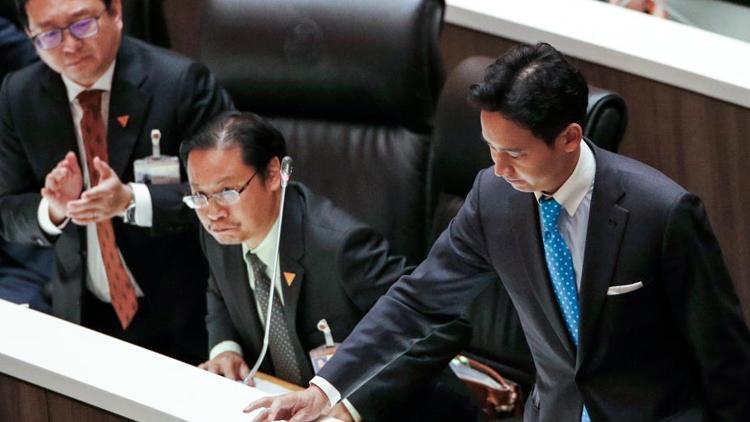 Taylandda kriz Başbakan adayının vekilliği askıya alındı