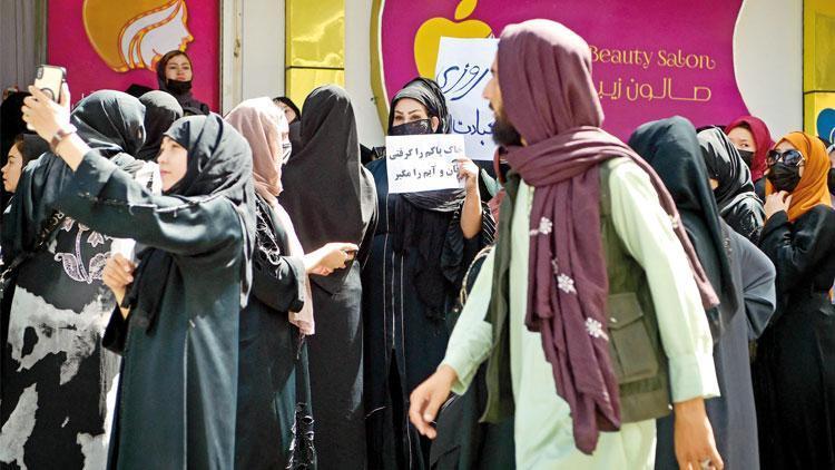 Taliban müdahale etti: Afgan kadınlar güzellik için sokağa çıktı