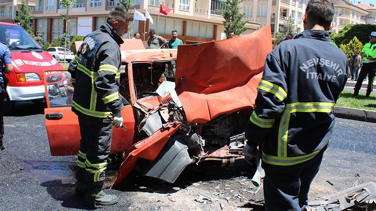 Asfalt yüklü kamyona çarpan otomobildeki 2 kişi hayatını kaybetti