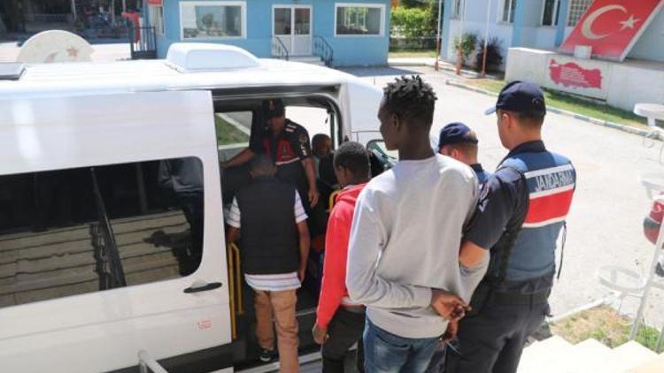 Belgesiz çalıştırılan 11 göçmen yakalandı