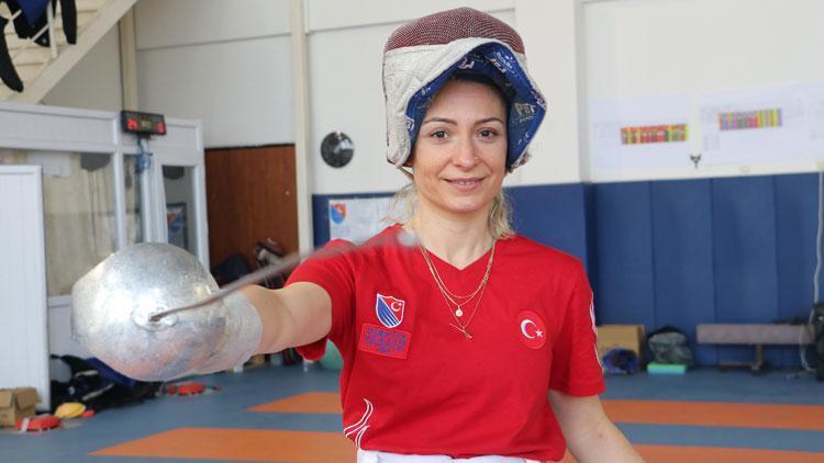 14 yıl sonra milli takıma dönen eskrimci Şenay Güner, Paralimpik Oyunlarına hazırlanıyor
