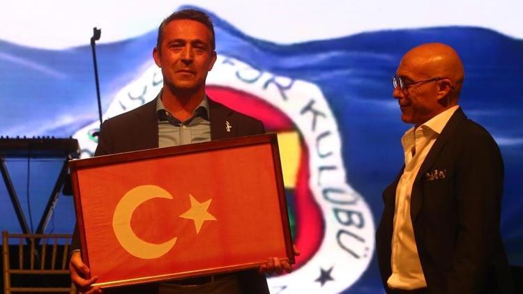 İzmir’de Ali Koç’a Kurtuluş Savaşı dönemi bayrağı hediye edildi