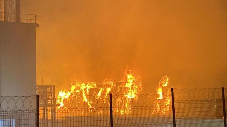 Tekirdağda korkutan yangın Karton fabrikası alev alev yandı