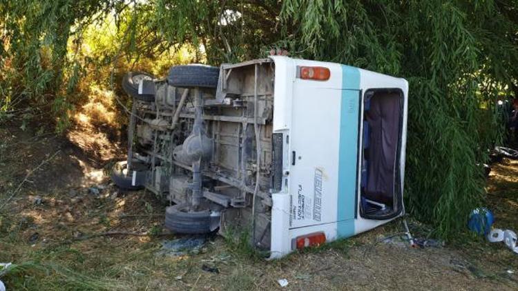 Afyonkarahisarda feci kaza Tarım işçilerinin taşındığı minibüs devrildi: 6 ölü, 8 yaralı